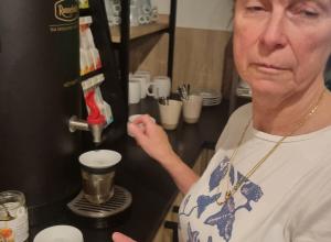 Veronique Gouwy au café 