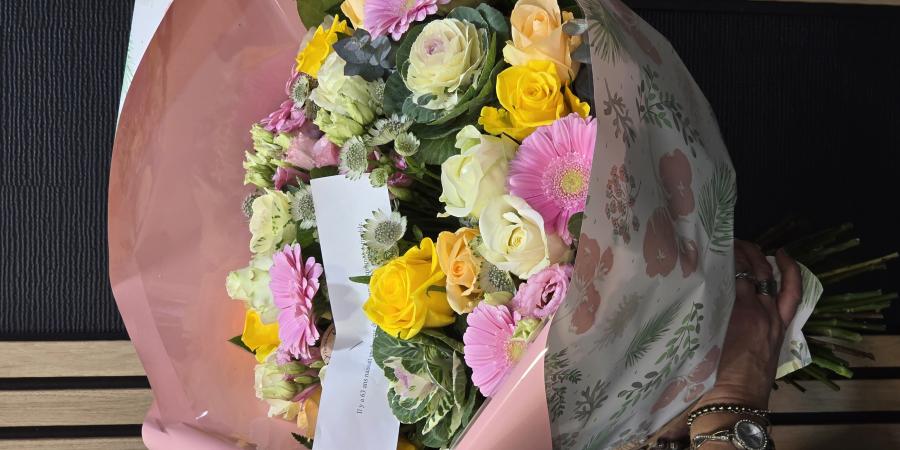 Bouquet de fleurs déposé avec tendresse chez la maman Yvette pour célébrer l’anniversaire de Véronique Gouwy