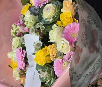 Bouquet de fleurs déposé avec tendresse chez la maman Yvette pour célébrer l’anniversaire de Véronique Gouwy